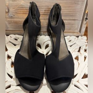 GABOR Women’s Size 6 1/2 T-Strap Black Sandals EUC